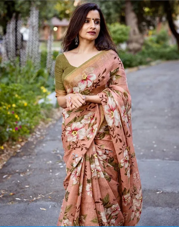 Linen_Saree_with_Digital_Print_and_Unstitched_Blouse_Piece